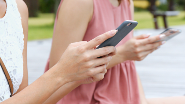 Social media gebruik 2019 - Vrouwen met smartphones in de hand.