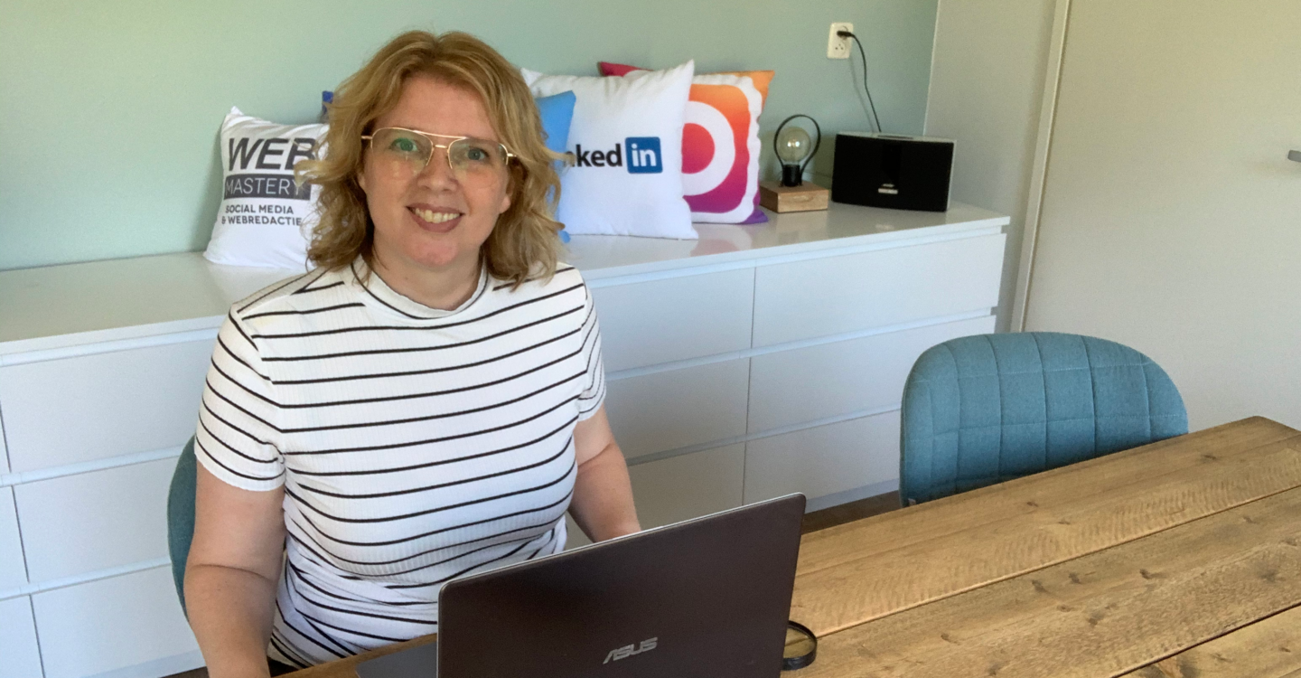 Margaret terwijl ze de workshop online onderzoek van Bellingcat volgt