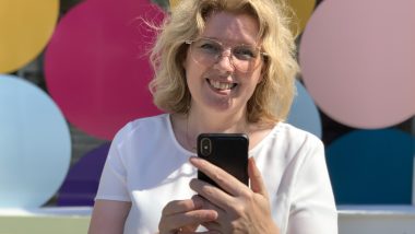 Instagram proof foto van Margaret met smartphone in de hand