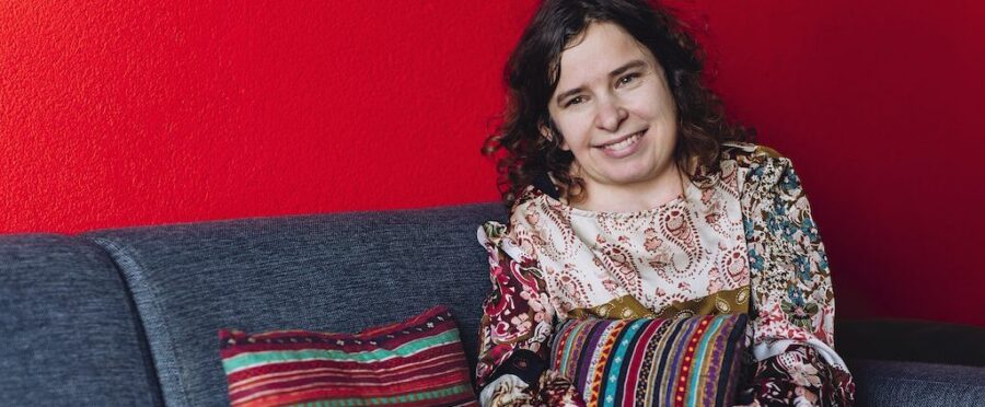 Claudia met kussens op bank - asymmetrisch taalgebruik
