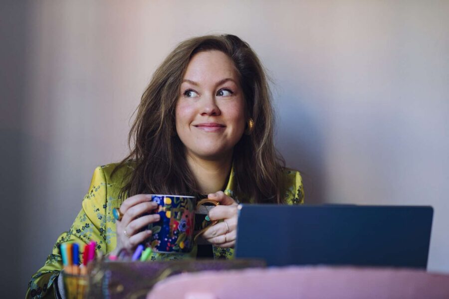Bereik maakt zichtbaar, interactie maakt verbinding. Rachel met kop koffie