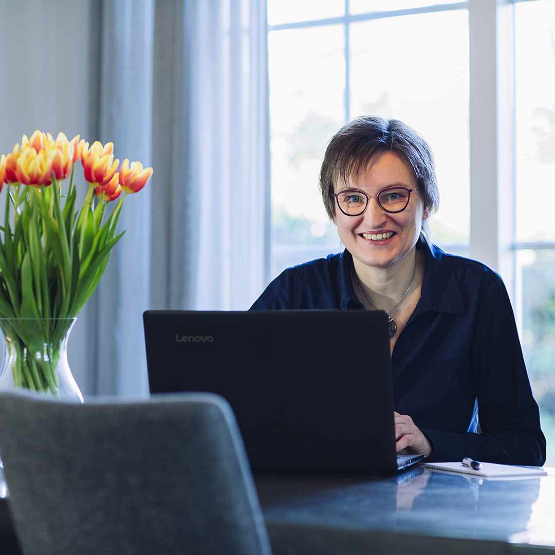 De kantoorbaan op de schop voor Jessica: geniet van de afwisseling. Op de foto zie je haar werkend vanuit huis achter een laptop.