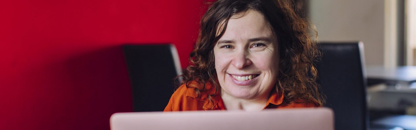 onzekerheid op het werk - Claudia met laptop op stoel