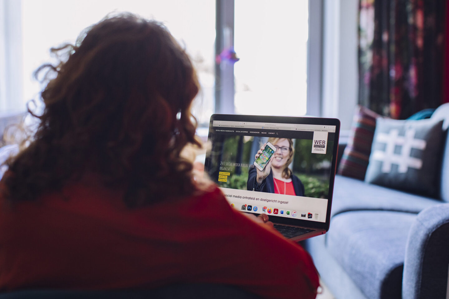 video-content voor social media - Claudia op de laptop